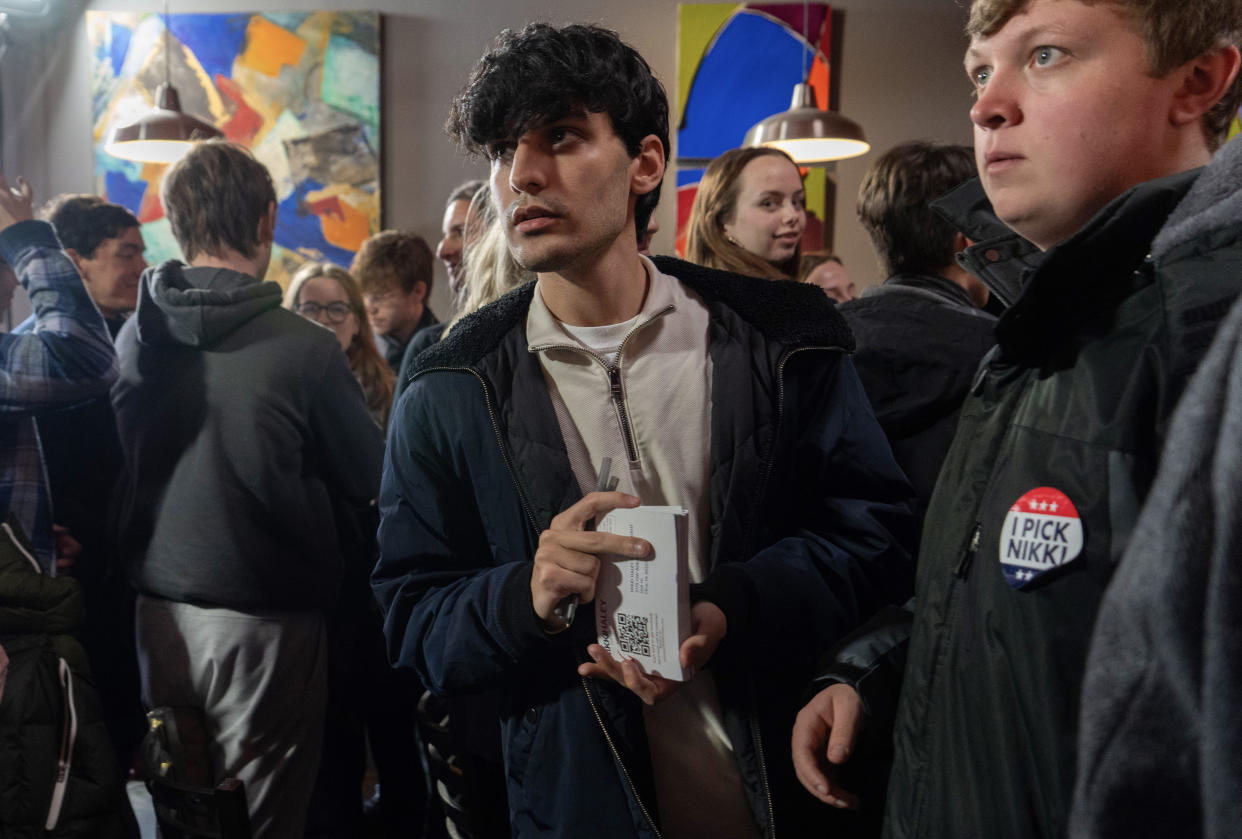 Nalin Haley, hijo de Nikki Haley, exgobernadora de Carolina del Sur y candidata republicana a la presidencia, durante un evento de campaña en Cedar Falls, Iowa, el 13 de enero de 2024. (Ruth Fremson/The New York Times)