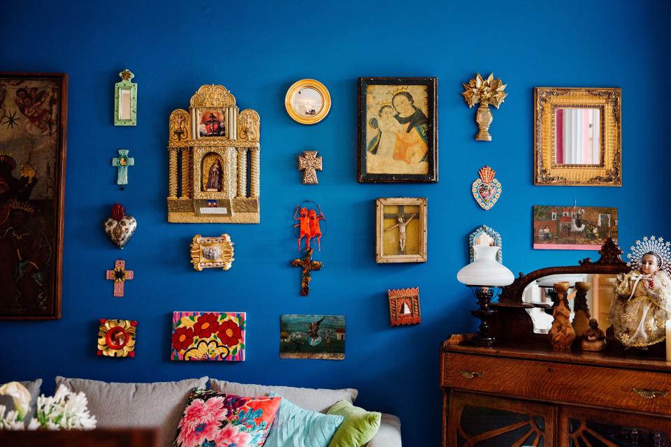 Inside the dining room of Casa de las Bugambilias, a bed and breakfast located in the center of Oaxaca City run by the Cabrera-Arroyo family. The residence is filled with brilliant colors, textiles, and decorations, offering a visual feast.