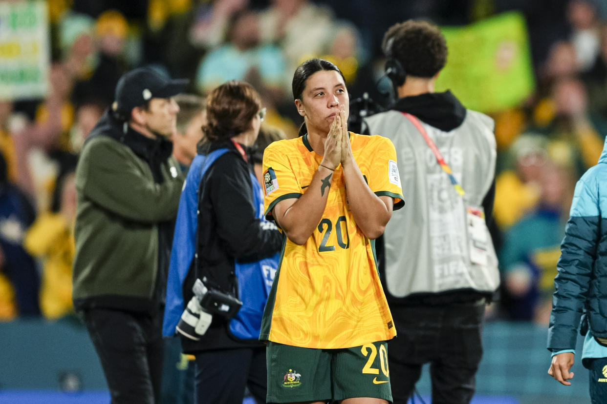 Sam Kerr lamenta la eliminación de Australia al finalizar el partido contra Inglaterra. (Daniela Porcelli/Eurasia Sport Images/Getty Images)