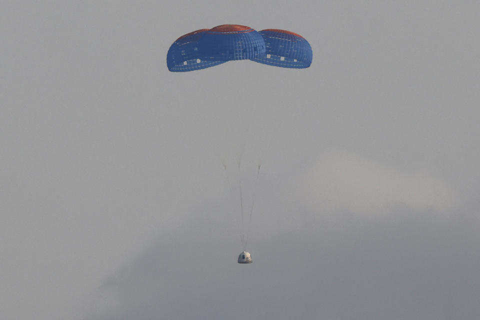 An Fallschirmen nähert sich die Kapsel nach dem kurzen Flug ins All wieder der Erde. (Bild: Reuters)