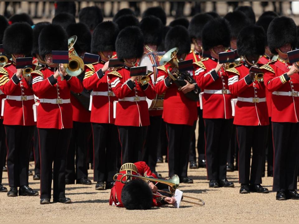 Der in Ohnmacht gefallene Soldat bei den Proben für König Charles' Geburtstagsfeier in London. Als er wieder zu sich kam, spielte er sofort weiter auf seiner Posaune. (Bild: getty/ADRIAN DENNIS / AFP via Getty Images)