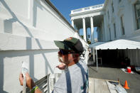 <p>U.S. Park Service employer paints the White House during a renovation in Washington, Aug. 22, 2017. (Photo: Yuri Gripas/Reuters) </p>