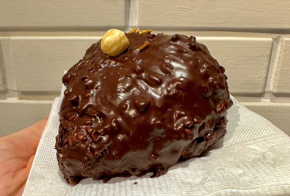 嚴選比利時頂級巧克力，鋪滿可頌外層，另外在上頭點綴著一顆新鮮榛果 圖片來源：LOOKin編輯拍攝