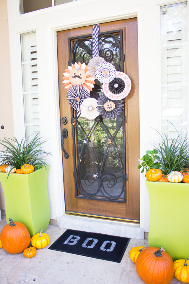 retro paper halloween door decoration (Design Improvised )