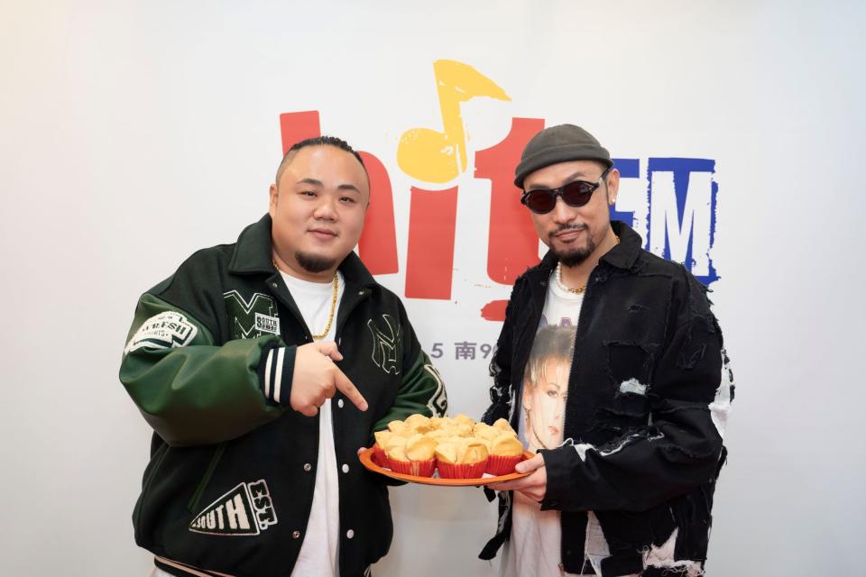 ▲大淵 (左) 準備了傳統糕點「發糕」，祝熱狗的新專輯跟演唱會都大發、大賣。