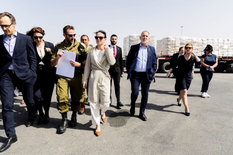 German Foreign Minister Annalena Baerbock (C) visits the Kerem Shalom border crossing to the Gaza Strip on the Israeli side. Christoph Soeder/dpa-Pool/dpa