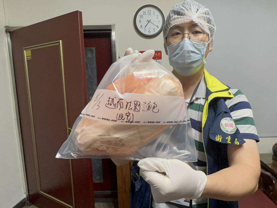 忠貞市場越南法國麵包疑似因「雞蛋未落實清潔」，造成422人中毒，業者將負起賠償責任。（圖：衛生局提供）