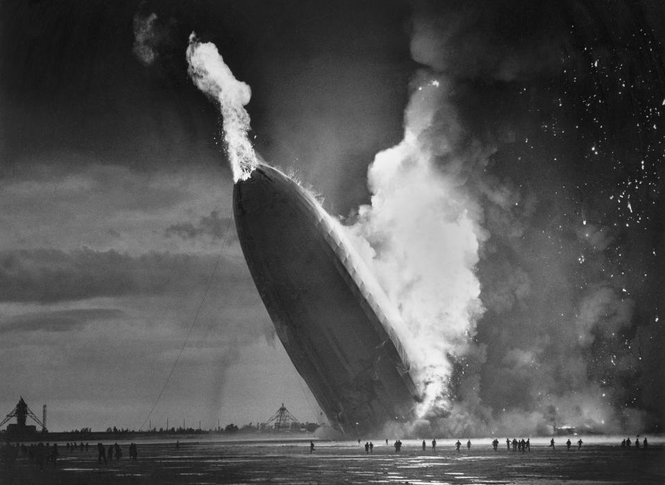 <p>Es war eine Katastrophe, die die Welt erschütterte. Der Zeppelin LZ 129 “Hindenburg” war (gemeinsam mit der LZ 130) das größte jemals gebaute Luftgefährt seiner Art. Am 6. Mai 1937 passierte das Unglück: Bei seiner Landung in Lakehurst im US-amerikanischen Bundesstaat New Jersey entzündete sich die Wasserstofffüllung. In Flammen stürzte der Zeppelin auf die Erde, 35 Passagiere und ein Mitglied der Bodenmannschaft starben. Murray Beckers Bild zeigt diesen Schrecken eindrücklich. (Bild: AP Photo/Murray Becker) </p>