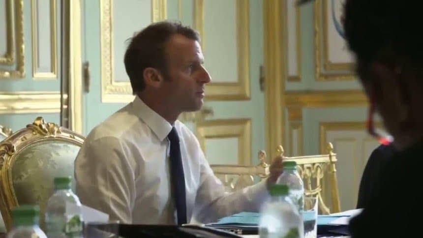 Emmanuel Macron dans son bureau à l'Elysée, filmé par ses équipes. - BFMTV