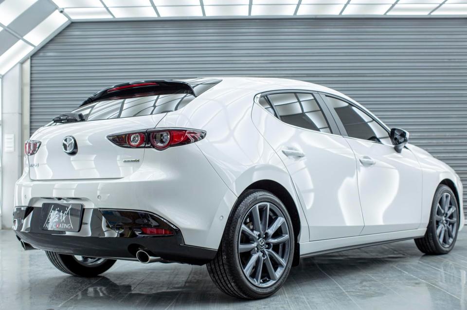 【明星聊愛車】劉雨柔第一眼就決定買Mazda 3 優點：「外觀大方、內裝簡約、開快很穩、煞車輔助跟車道偏移警示系統提升開車安全性！」