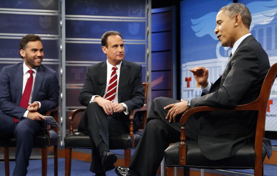 U.S. President Barack Obama (R) talks with moderators Enrique Acevedo (L) of Univision and Jose Diaz Balart of Telemundo during a commercial break in a town hall-style television forum to encourage Latino Americans to enroll in Obamacare health insurance plans, at the Newseum in Washington March 6, 2014. REUTERS/Jonathan Ernst (UNITED STATES - Tags: POLITICS HEALTH)