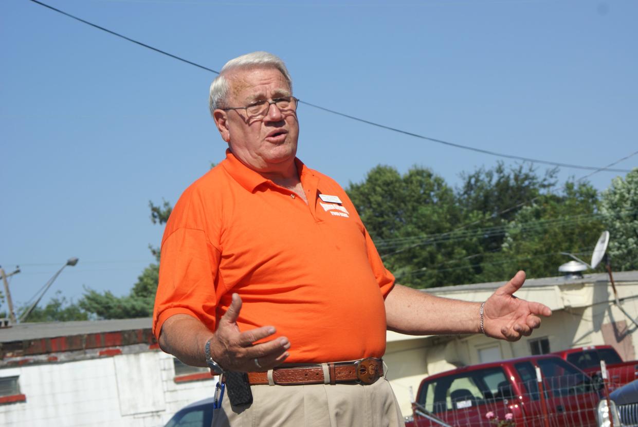 Sumner County Food Bank Director James Gill in 2013 welcomes a crowd of volunteers, elected officials and members of the community to the ribbon cutting for the mission’s new 12,000-square-foot warehouse in Gallatin.