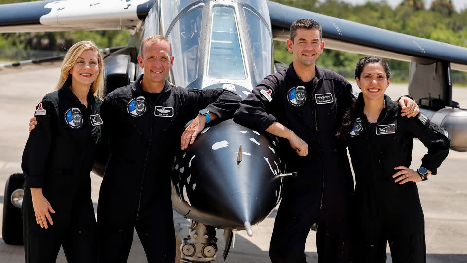 Anna Menon, Scott Poteet, Commander Jared Isaacman und Sarah Gillis, Besatzungsmitglieder von Polaris Dawn, einer privaten bemannten Weltraummission, nehmen am 19. August an einer Pressekonferenz im Kennedy Space Center in Cape Canaveral, Florida, teil. -Joe Skipper/Reuters