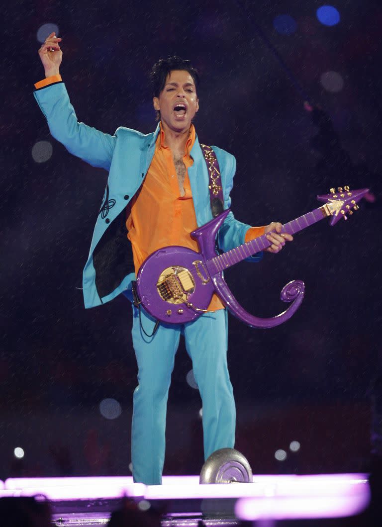 Prince, en 2007, rompió con los estándares masculinos de la época y eligió mucho color