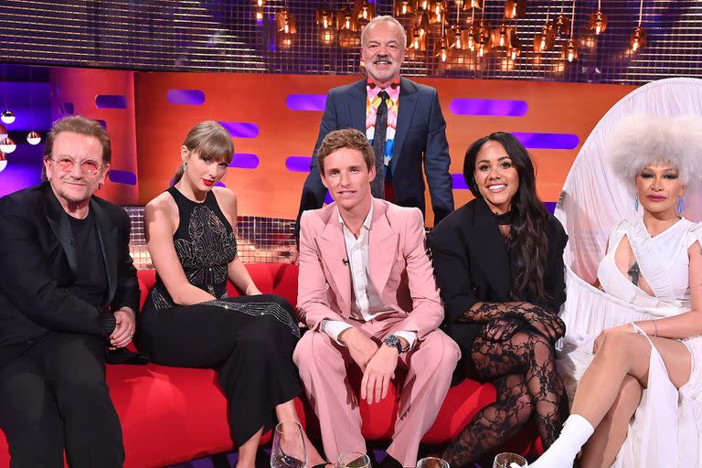 Graham Norton, de pie, junto a los invitados del programa que se estrena este viernes 11 en la Argentina