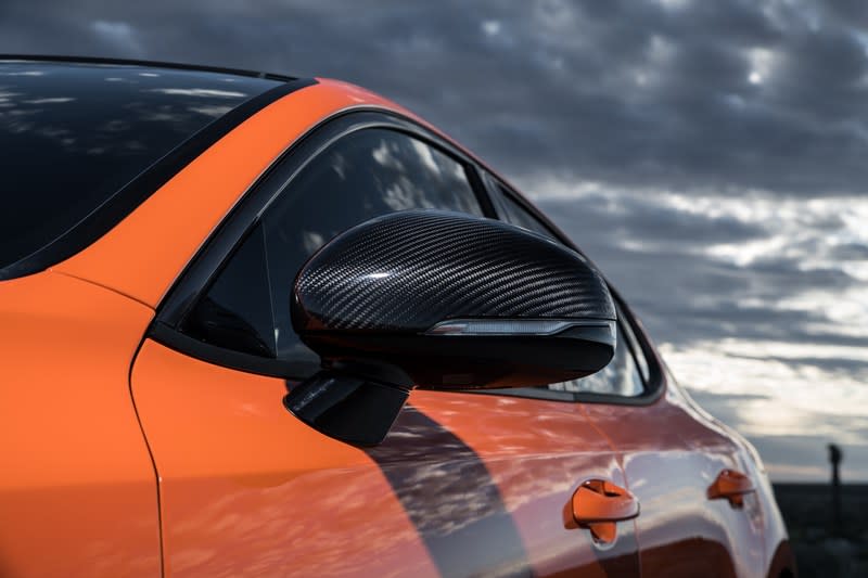 Stinger GTS擁有極為亮眼的橘色配色，並於後視鏡、水箱護罩、側裙等處採碳纖維飾板。