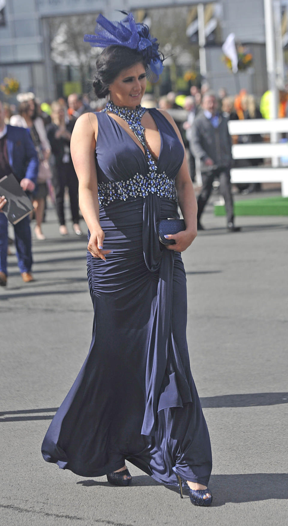 This lady went all-out for sparkles and midnight-blue with her take on a day at the races dressing.