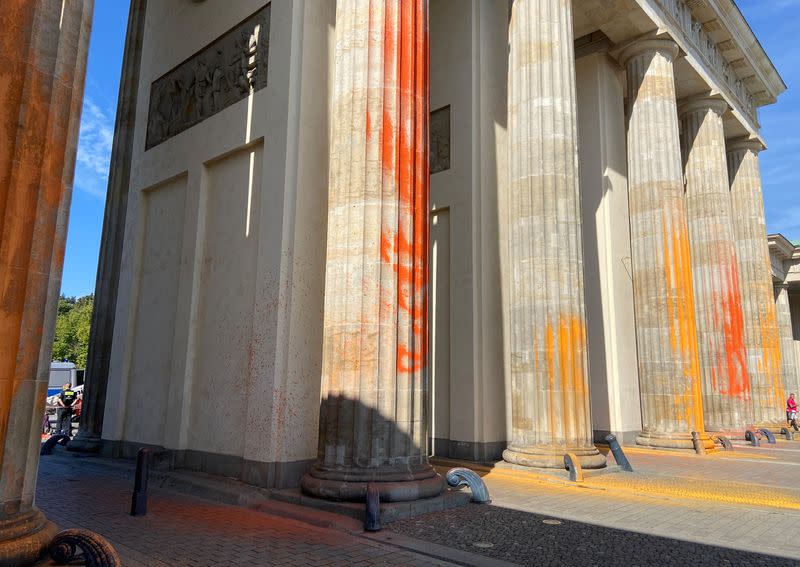 Last Generation climate protesters douse Brandenburg Gate columns in paint