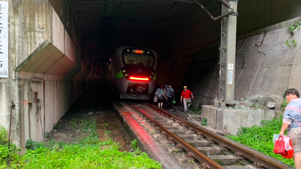 台鐵自強號第229次北上列車6/21清水隧道受到土石流衝擊出軌。讀者提供