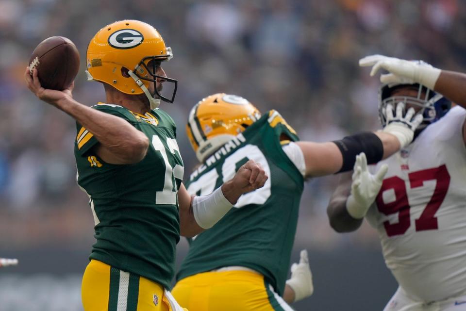 Aaron Rodgers passes the ball against the Giants (AP)