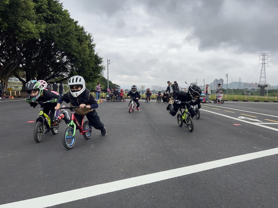 兒童多功能練習場重新整修開放使用 滑步車體驗。   圖：新北市高灘處提供