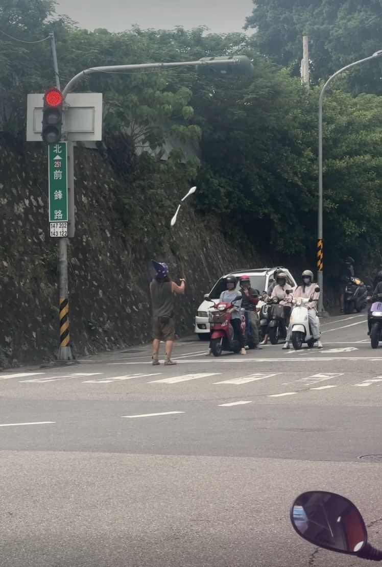 台南市東區民族路與前鋒路口出現街頭表演，機車騎士當觀眾，看完1舉動超捧場。（圖／翻攝爆廢1公社）