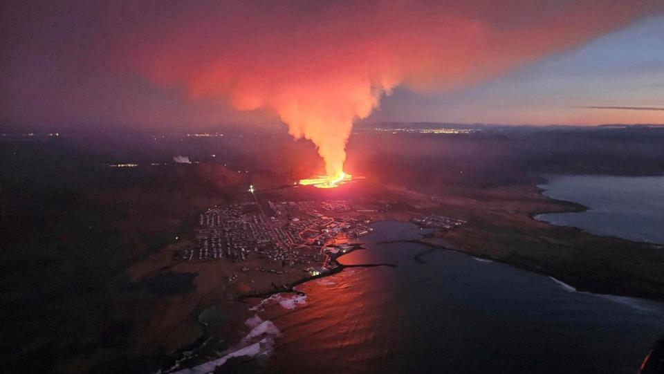 2024年1月14日，冰島西南端的雷克雅內斯半島火山噴發，地點鄰近格林達維克鎮。路透社