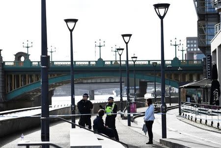 Police officers stand at a cordon near Blackfriars Bridge on the South Bank of the Thames after an attack on London Bridge and Borough Market left 6 people dead and dozens injured in London, Britain, June 4, 2017. REUTERS/Dylan Martinez