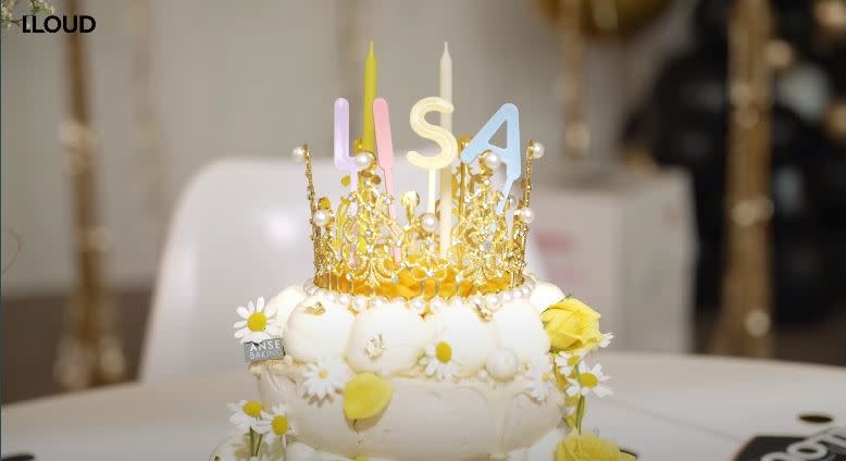 工作人員特別為Lisa訂製帶有皇冠的白黃色生日蛋糕（圖片來源：Youtube@LLOUD Official截圖）