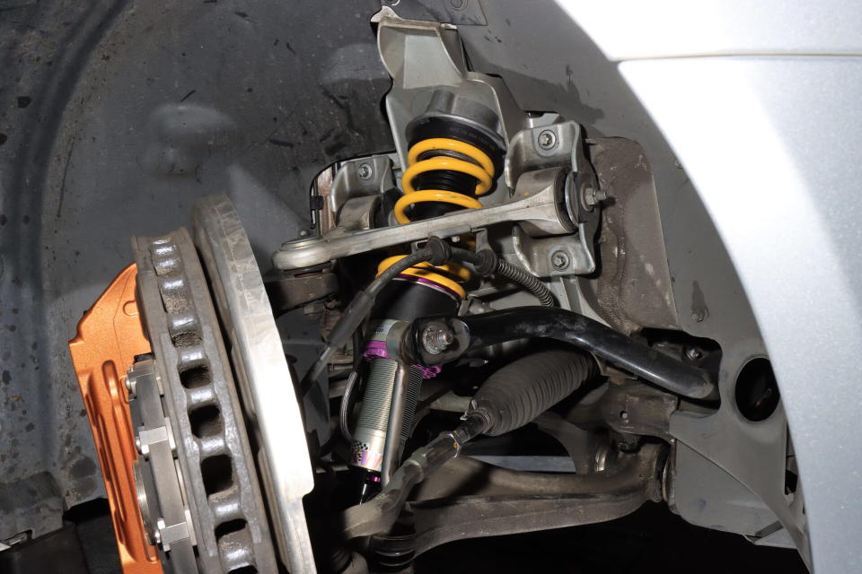 針對M.Benz SLS AMG獨特的前後懸吊設計，KW HLS避震器是採用專屬開發設計，因此安裝後的完整度與操控反應都相當優異。