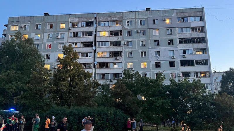 Una vista muestra el lugar de un ataque con misiles rusos, en medio del ataque de Rusia a Ucrania, en Zaporiyia, Ucrania