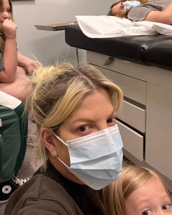 Tori Spelling en el hospital con sus hijos