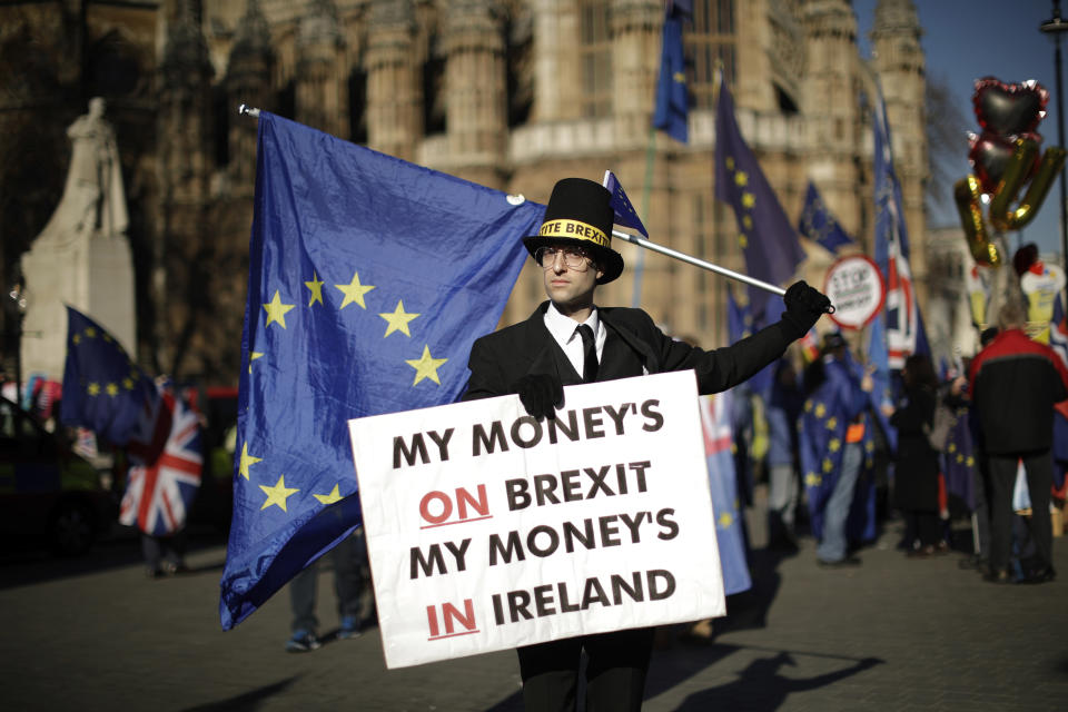 Charlie Rome, un londinense de 35 años partidario de seguir en la UE, vestido como el político proBrexit Jacob Rees-Mogg, posa para una fotografía ante el Palacio de Westminster, en Londres, el 14 de febrero de 2019. Charlie cree que la mejor forma de avanzar sería abrir una investigación sobre el sobregasto en campaña, la violación de la ley de protección de datos y la posible financiación extranjera de la campaña Vote Leave, además de la celebración de una segunda consulta. Algunos manifestantes llevan semanas, e incluso meses, acudiendo al exterior del parlamento para defender por qué creen que el país debería quedarse en la Unión Europea o salir el 29 de marzo como está previsto. (AP Foto/Matt Dunham)