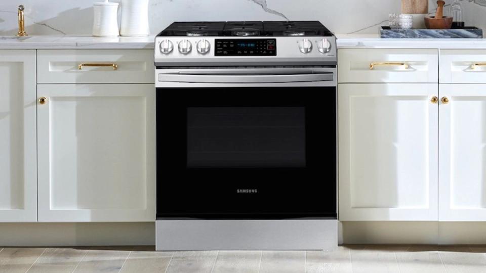 Make your kitchen complete with this Samsung range oven on sale for Black Friday.