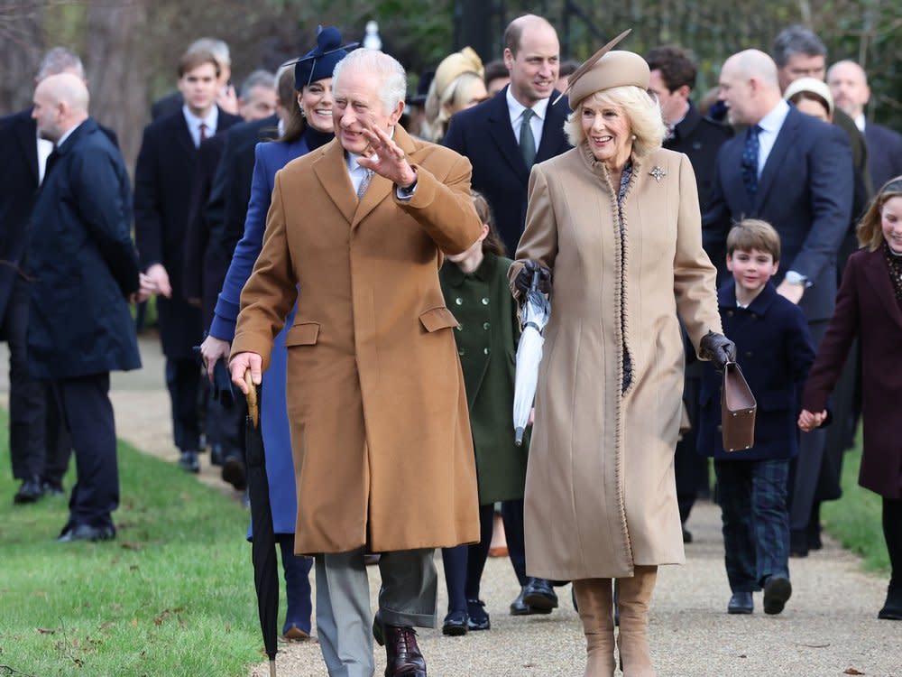 König Charles III. und Königin Camilla, im Hintergrund unter anderem Prinz William (m.) und Prinzessin Kate (l.). (Bild: ddp images)
