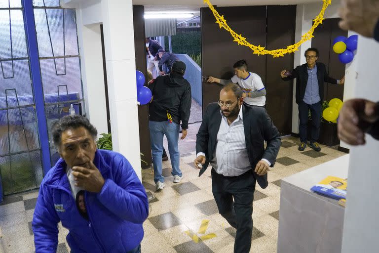 Varias personas corren después de que el candidato presidencial Fernando Villavicencio fuera asesinado a tiros al salir de un mitin de campaña, frente a una escuela en Quito, Ecuador, miércoles 9 de agosto de 2023. (API vía AP)