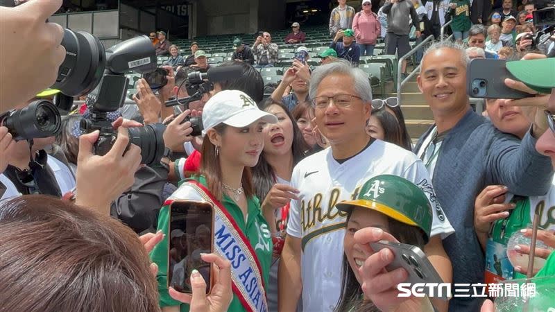 （上圖）醫師HoChie Tsai透過自拍另類與黃仁勳合影；（下圖）黃仁勳左邊站的女孩是在美國亞洲小姐比賽奪后冠的理工高材生張芳瑜。（圖／HoChie Tsai授權提供）