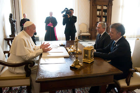 Pope Francis (L) meets Colombia's President Juan Manuel Santos (R) and former president Alvaro Uribe (C) at the Vatican December 16, 2016. Osservatore Romano/Handout via REUTERS