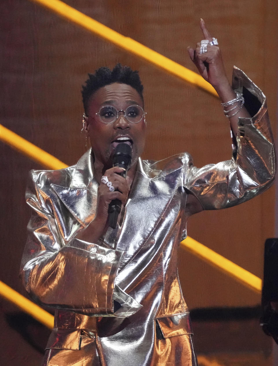 Billy Porter presenta una actuación durante la ceremonia de los Premios MTV a los Videos Musicales, el domingo 12 de septiembre de 2021 en el Barclays Center en Nueva York. (Foto por Charles Sykes/Invision/AP)