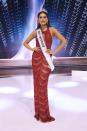 <p>Para el desfile final en traje de noche y su coronación como nueva Miss Universo tras ganar a las otras cuatro finalistas, la nueva reina lució un precioso vestido rojo con abertura en el escote, delicadas transparencias, flecos y más de 40,000 cristales bordados que brillaron a su paso, obra del diseñador de Michoacan <strong>Ivis Lenin.</strong></p> 