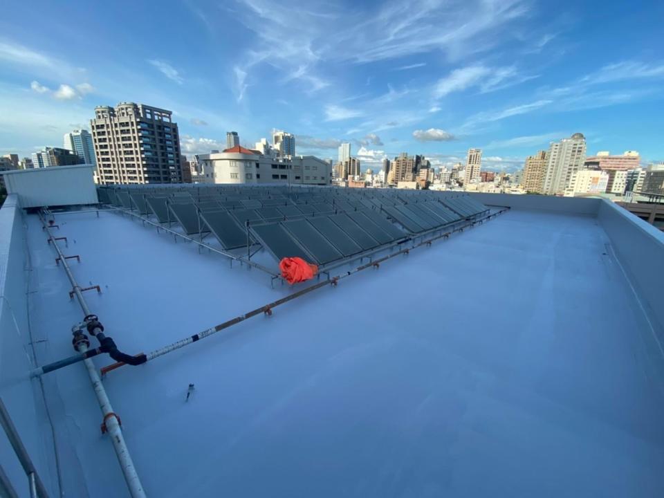 高雄女中屋頂增加防水塗層 重新鋪面及整理屋頂管線（改善後）