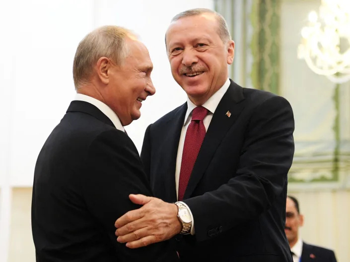 Russia's President Vladimir Putin (L) shakes hands with his Turkey's counterpart Recep Tayyip Erdogan.