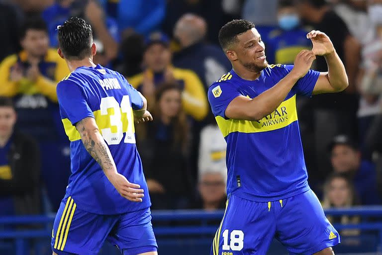 Fabra celebra su gol; cerca suyo, Pavón