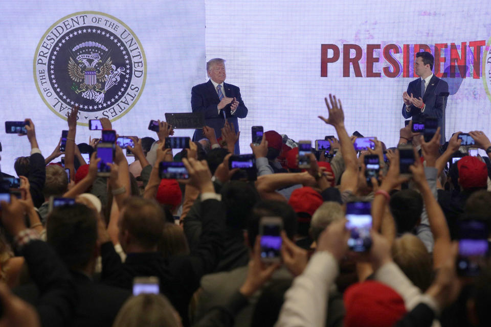 Cientos de jóvenes asistieron al evento de Donald Trump organizado por el grupo estudiantil conservador Turning Point USA en el que fue proyectado el extraño logo de la presidencia de EEUU modificado con un águila bicéfala y unos palos de golf. (Alex Wong/Getty Images)