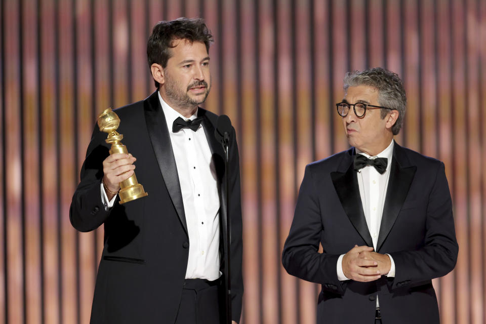 En esta imagen proporcionada por NBC Santiago Mitre, izquierda, y Ricardo Darín reciben el premio a mejor película en lengua extranjera por "Argentina, 1985" en la 80a entrega anual de los Globos de Oro en el Hotel Beverly Hilton el 10 de enero de 2023, en Beverly Hills, California. (Rich Polk/NBC vía AP)