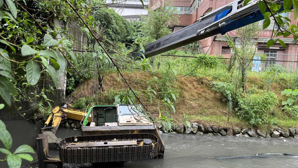 工程車翻覆掉到瓦窯溝中。（圖／東森新聞）