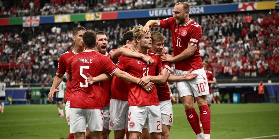 Morten Hjulmand lässt sich für sein Tor gegen England von den Mitspielern feiern<span class="copyright">AFP via Getty Images</span>