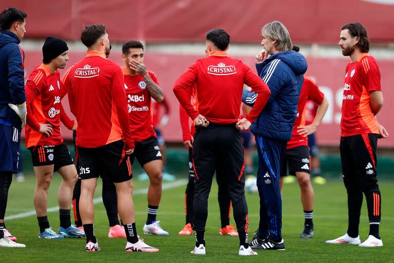 Ricardo Gareca en un entrenamiento del plantel de Chile previo a la Copa América 2024; la Roja será rival del equipo argentino en Estados Unidos