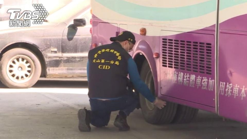 康橋校車隧道內翻覆，車頭嚴重毀損，鑑識人員今日重新勘驗車輛。（圖／TVBS）