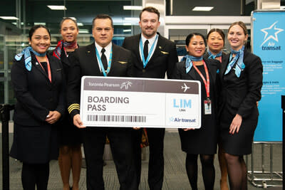 Crew on Air Transat's inaugural flight from Toronto to Lima (CNW Group/Transat A.T. Inc.)